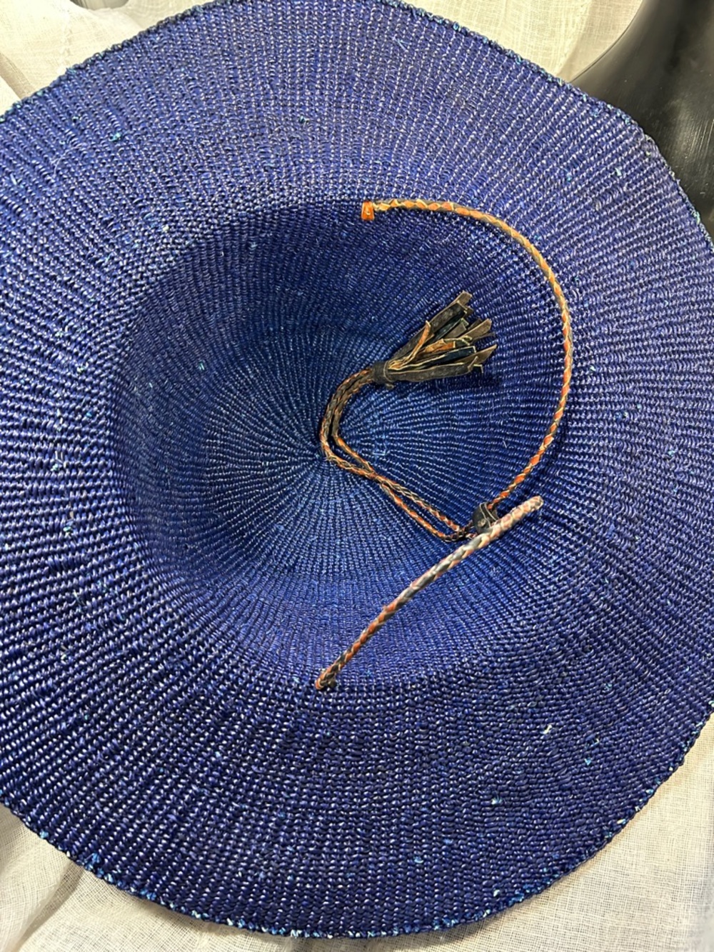 Straw summer hat with leather ties - Picture 9 of 9